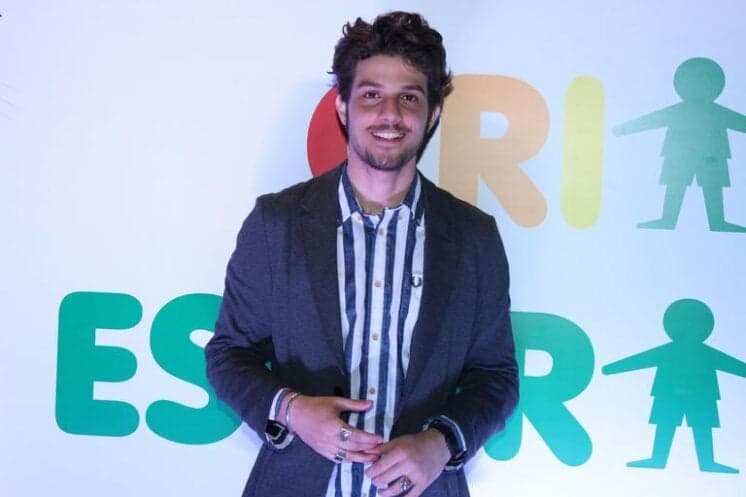 Chay Suede é cotado para série sobre a história da TV