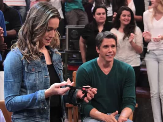Fernanda Gentil participa do "Altas Horas" e ganha presente inusitado: uma calcinha preta