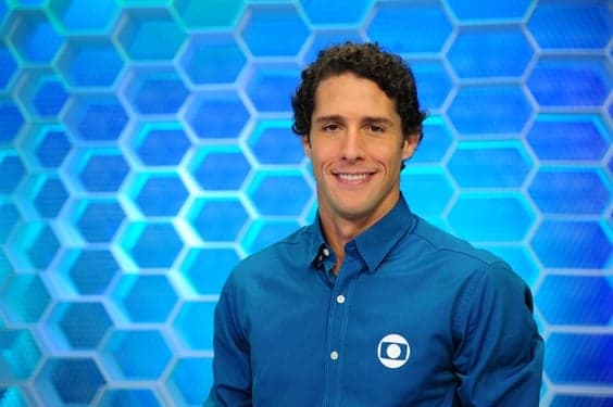 Flávio Canto passa feriado com bailarina do Faustão