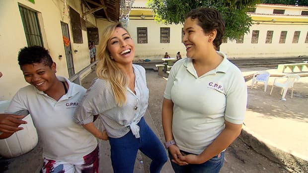 Sabrina Sato conhece penitenciária de segurança máxima de Pernambuco