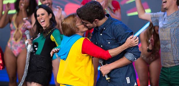 Caio Castro beija senhora durante gravação do "Tudo Pela Audiência"
