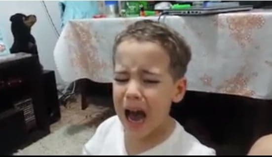 Vídeo da Hora: Criança chora após ser ameaçada a assistir “Zorra Total”
