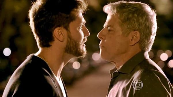 No final de "Império", Cláudio assume romance com Léo, e Téo os deixa em paz