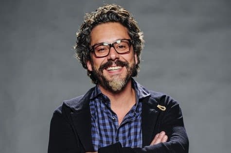 Alexandre Nero diz que não se considera galã, mas brinca: "Podem me chamar, acho ótimo"