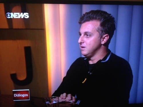 "Não faço isso", diz Luciano Huck sobre acusação de explorar a miséria alheia na TV