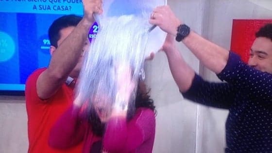 Famosos aderem à moda e tomam banho de água fria