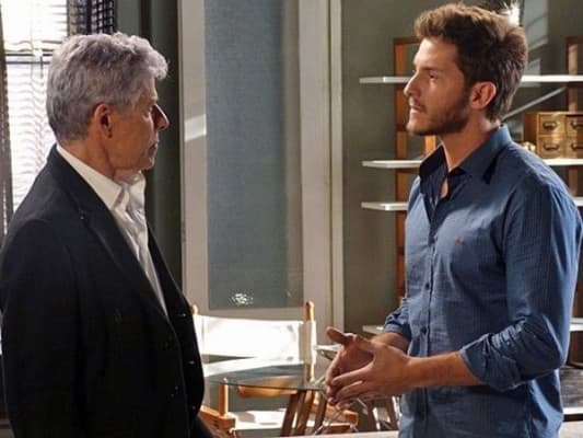 Cláudio briga com Leonardo após o roubo das provas do caso entre os dois
