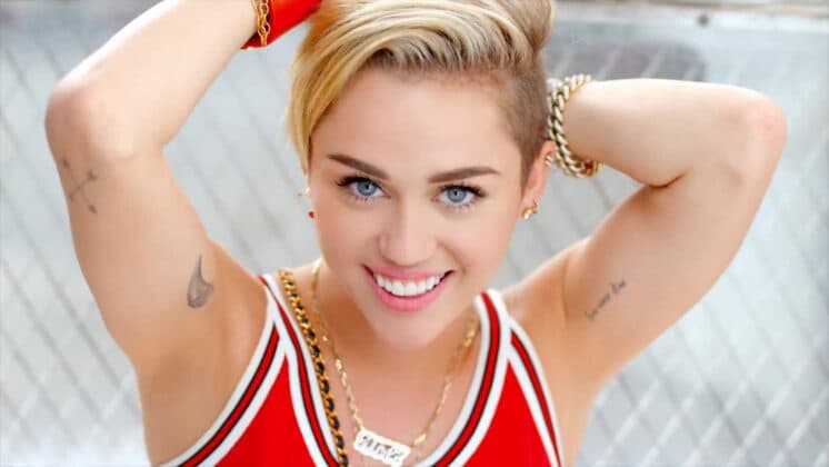 Miley Cyrus posa para revista masculina