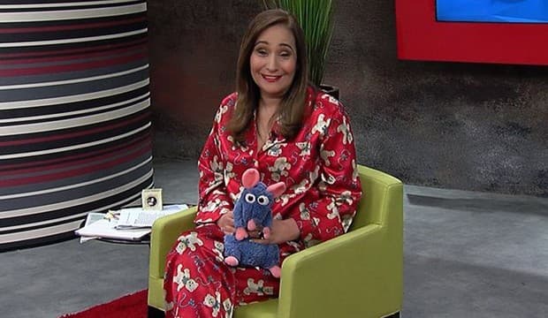 Sônia Abrão apresenta programa de pijama e lança campanha