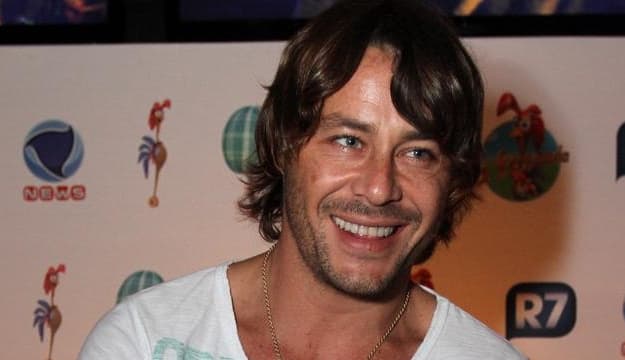 Longe das novelas, Theo Becker implora emprego em rede social: "Help"