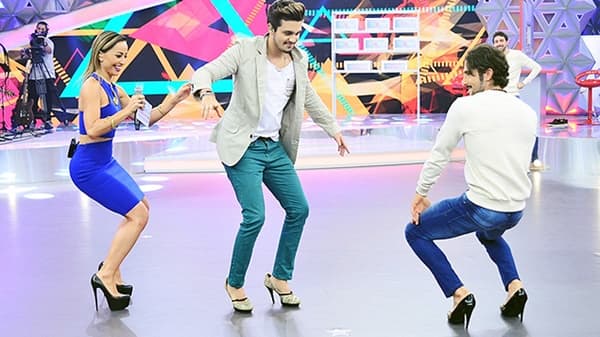 Luan Santana aprende a andar de salto com Marcos Mion em programa