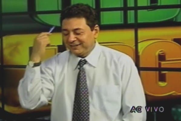 Gafe! Cadeira quebra e derruba convidado em programa ao vivo