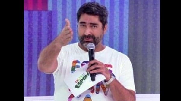 Internautas detonam novo visual de Zeca Camargo