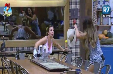 "A Fazenda 7": Babi tenta colocar o chapéu de fazendeiro, mas é alertada