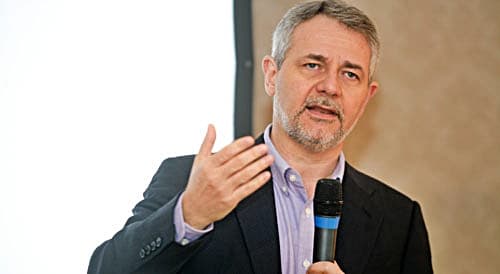 Comandante da TV Globo namorando uma atriz