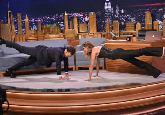 Gisele Bündchen mostra habilidade e dança com Jimmy Fallon no "The Tonight Show"