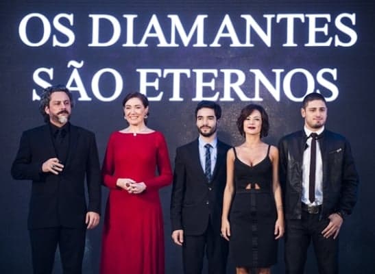 José Alfredo destrata Cristina na festa da Império, mas se arrepende e a chama de volta