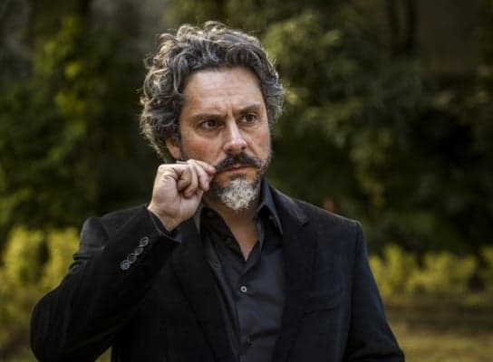 "Império": Maria Marta e Isis vão cuidar do corpo de José Alfredo