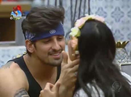 "A Fazenda 7": Leo tenta beijar Débora Lyra