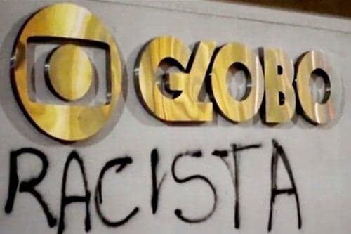 Contra série de Miguel Falabella , grupo de manifestantes picha a fachada da Globo