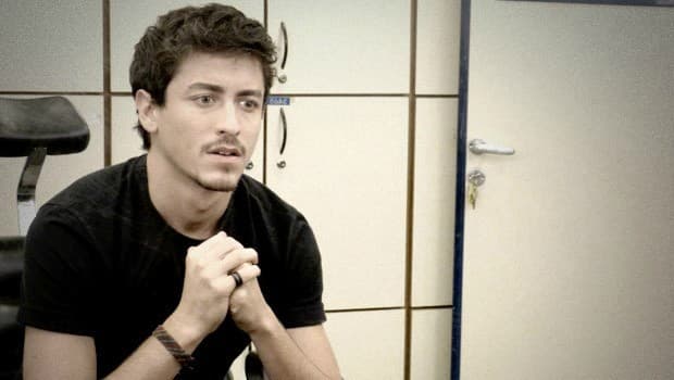 Jesuíta Barbosa aparece totalmente pelado em série e choca a internet