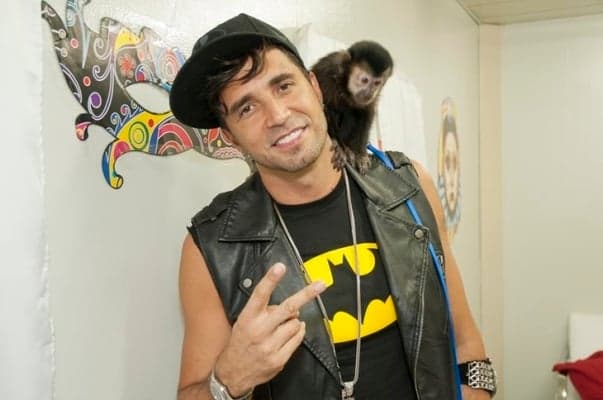 Latino revela que tem mais uma filha, de 22 anos