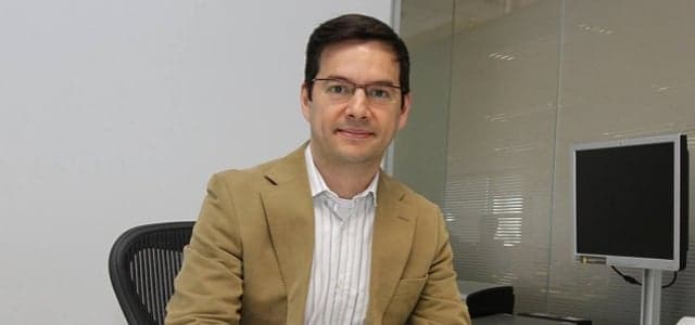 Paulo Franco servindo a dois senhores
