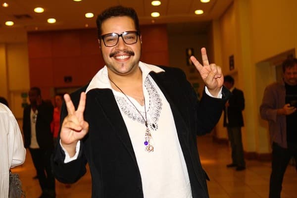 "Quero que os fãs me apertem, me beijem", diz Tiago Abravanel