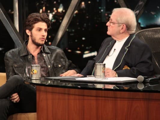 No "Programa do Jô", Chay Suede ignora mais uma vez o início de carreira na Record