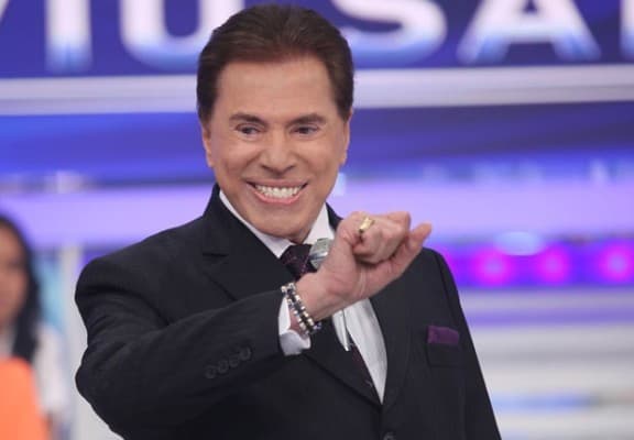 Silvio Santos é fotografado com peruca e feridas na boca