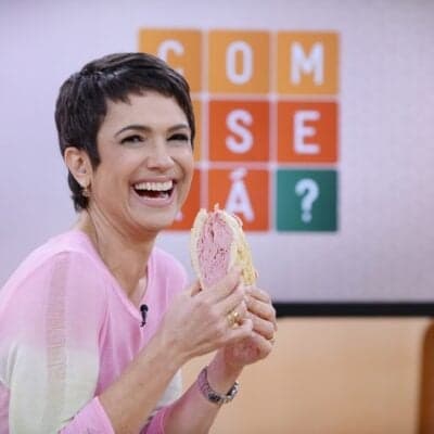 Sandra Annenberg se diverte comendo sanduíche de mortadela