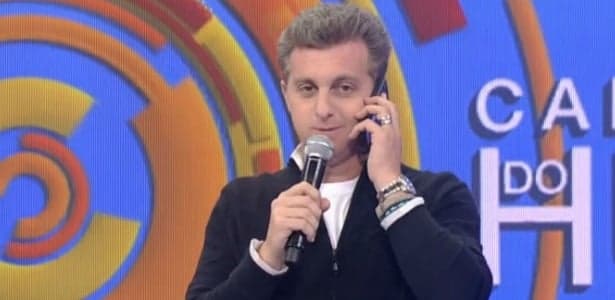 Luciano Huck interrompe seu programa para atender ligação de Angélica e passa vergonha