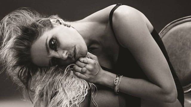 "Passo por problemas muitos sérios", diz Deborah Secco em entrevista