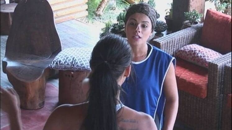 "Débora é uma menininha e eu sou uma mulher", alfineta Lorena em "A Fazenda"