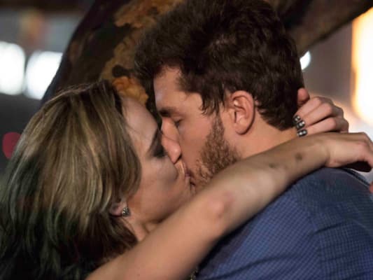 "Império": Após beijo, Amanda e Leonardo vão pra cama 