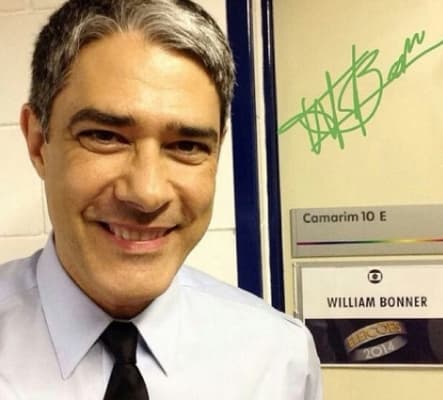 William Bonner publica selfie antes do debate da Globo