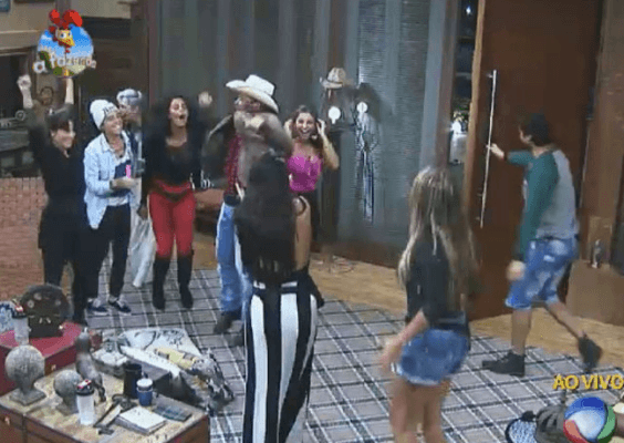 "A Fazenda 7": Peões comemoram volta de Roy Rosselló, após eliminação de Oscar Maroni