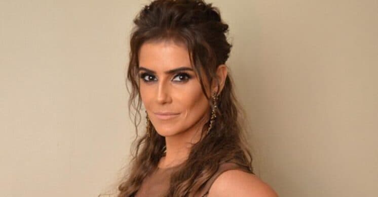 Deborah Secco reclama de jornal: ‘‘Parem de arrumar namorados pra mim’’