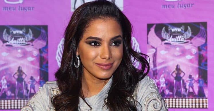 Anitta conta o motivo de não viajar de avião