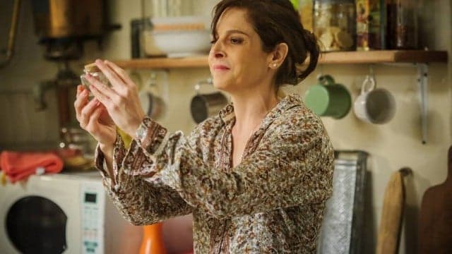 Desesperada, Cora vai tascar um beijo na boca de José Alfredo em "Império"