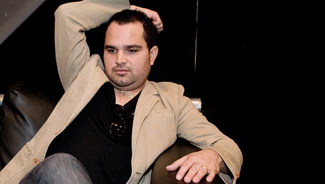 Luciano Camargo aparece de sunga na praia após emagrecer 40kg; veja