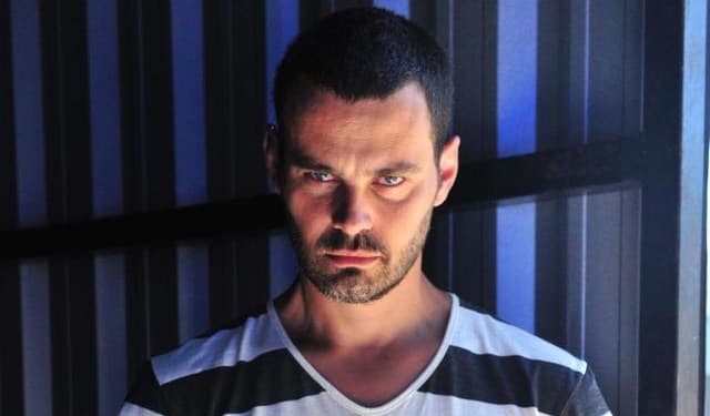 "Império": Maurílio vira assassino e mata alguém no meio do desfile de carnaval; saiba mais
