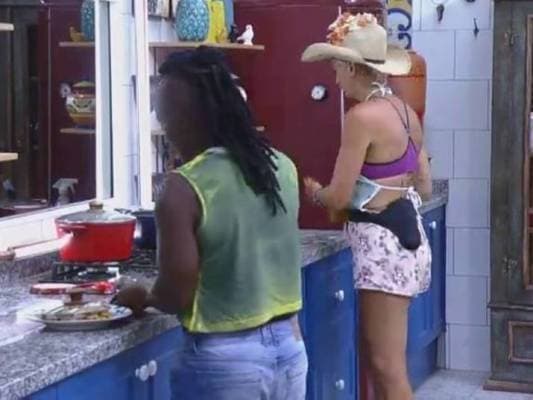 "A Fazenda": "Não é porque é gay ou sofrida na vida que precisa ser casca grossa", diz Bruna para Neném