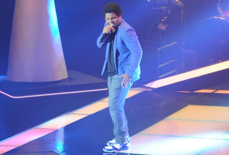 Participante do "The Voice Brasil" comete gafe e escolhe técnico que não virou a cadeira