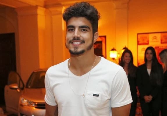 Caio Castro revela desejo de ser pai: "Quero criar meus filhos e me dedicar a uma mulher"