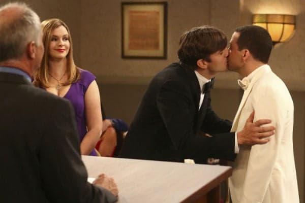 Divulgada foto do beijo entre Walden e Alan em "Two and a Half Men"