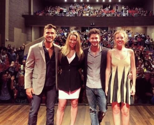 Danielle Winits ignora fãs recifenses no próprio espetáculo teatral