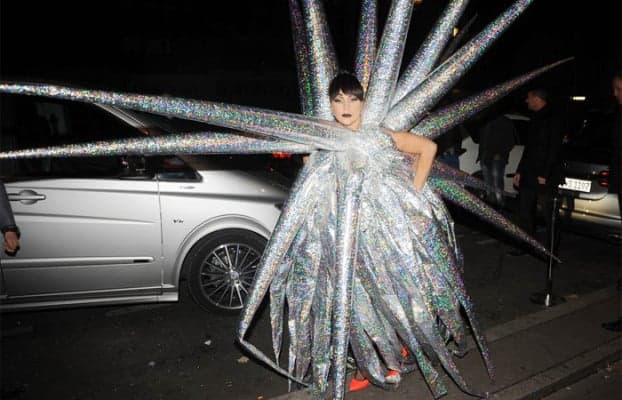 Estranho? Lady Gaga usa vestido inusitado para passear em Paris