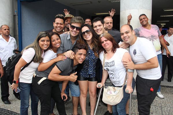 Wanessa desembarca no Rio e causa tumulto em aeroporto