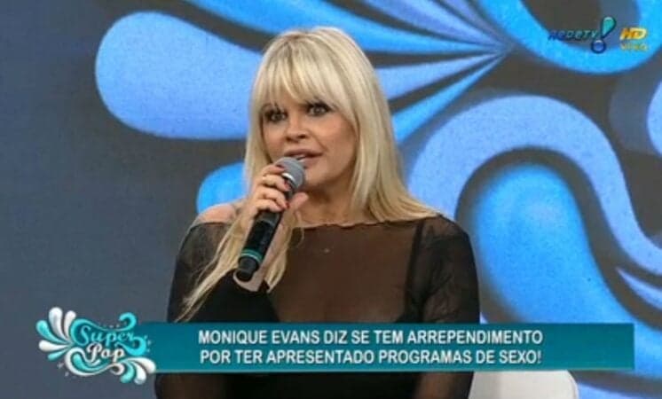 Monique Evans grava participação no "Superpop" sem calcinha